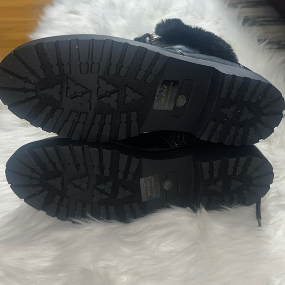 Boots - Picture 4 of 5